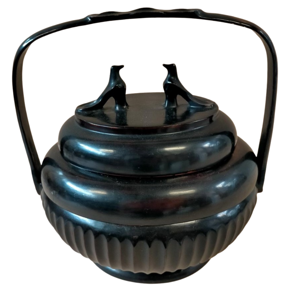 Lacquered urn with lid